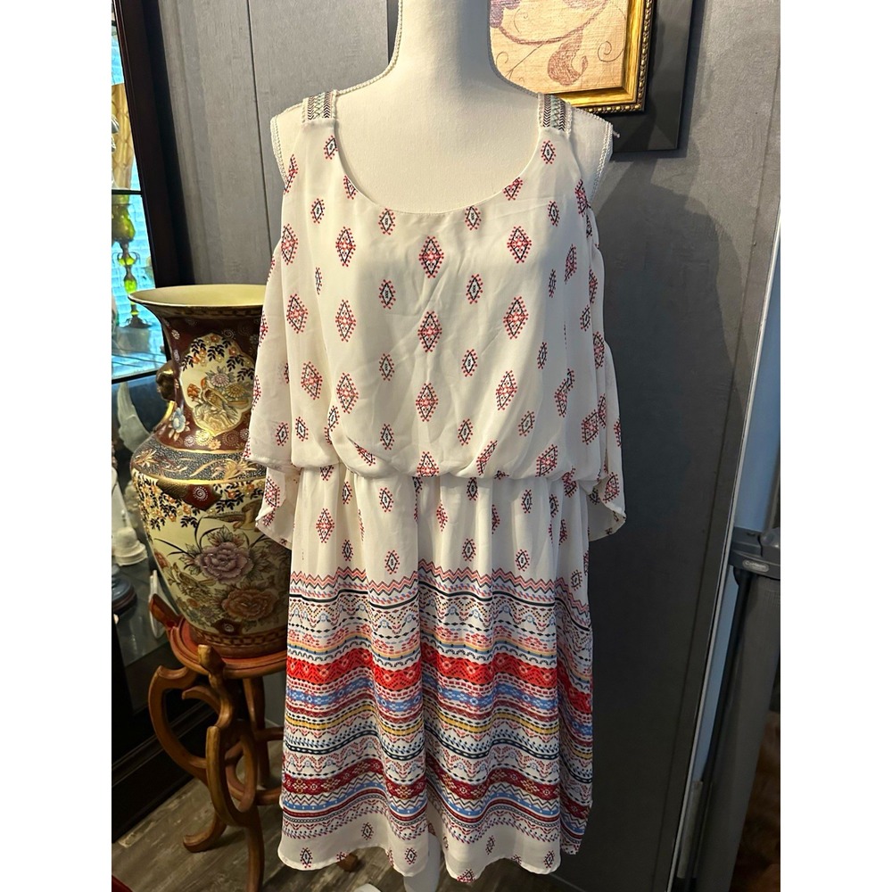 Eyeshadow 2X White Geometric Scoop Neck Cold Shoulder Knee Length Slip Dress